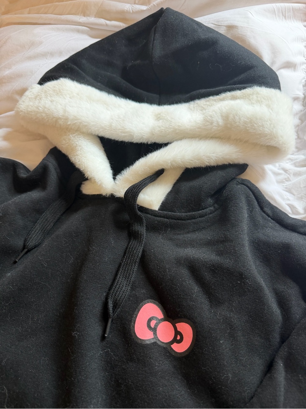 ❄️ Hello Kitty Winter Hoodie with White Faux Fur Trim and Graphic Design